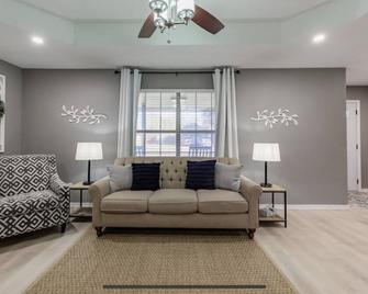Amazing Stay at The Fair Havens: 3/2/2 - Red Oak - Living room