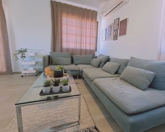 Stay Bellevue Apartment - Khloraka - Living room