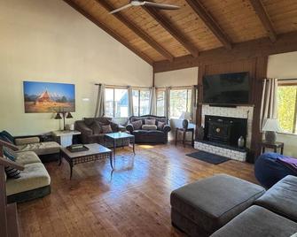 Relax - Munds Park Getaway! The House Sleeps 10 - Munds Park - Living room