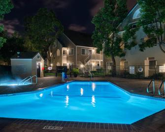 Residence Inn by Marriott Oxnard River Ridge - Oxnard - Bể bơi