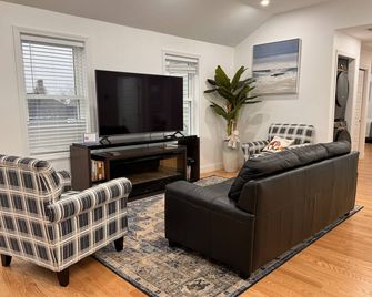 Luxury and Modern Apt near Mall/ Hospital - Danvers - Living room