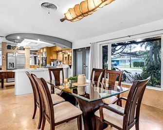 Charming Waterfront Pool Home - Fort Lauderdale - Dining room