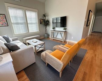Brand New Construction! 2bed/1bath W/private Deck - Unit 2 2 Bedroom Apts - Newport - Living room