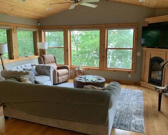 Beautiful Lake Front Wisconsin Cabin! - Turtle Lake - Living room