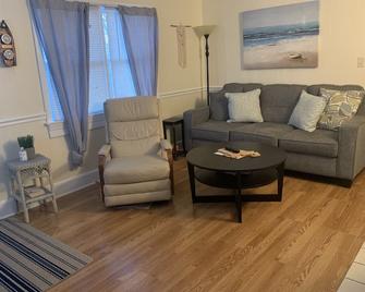 Walk to the private beach - kayak - central a/c - pool/restaurant club optional - East Falmouth - Living room