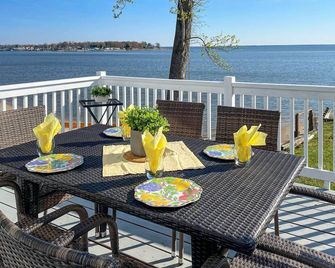 Waterfront Cottage with Private Beach and Deck! - Colonial Beach - Balcony