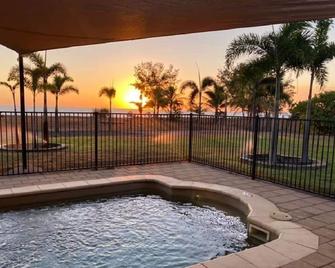 Sunset Serenity Overlooking Fogg Bay - Dundee Beach - Piscina
