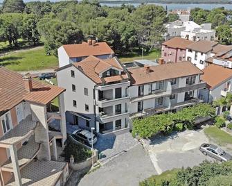 Holiday house with a large garden in an idyllic location - Fažana - Clădire