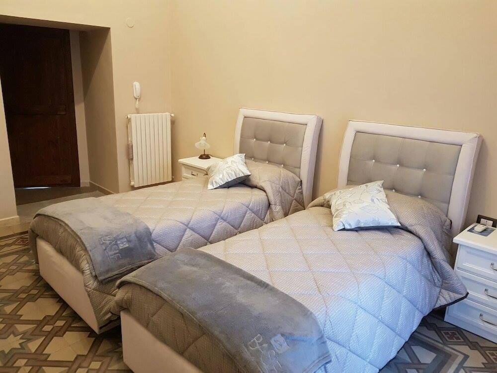 نونا نينيتا - ملفي - غرفة نوم