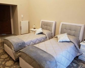 نونا نينيتا - ملفي - غرفة نوم