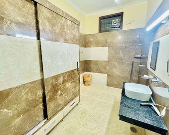 Sandhu Homestay - Rajasansi - Bathroom