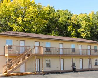 Budget Host Golden Wheat Motel - Junction City - Building