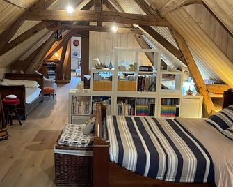 Chambre spacieuse avec piscine et parking privé - FR-1-410-464 - Montreuil-le-Henri - Habitación