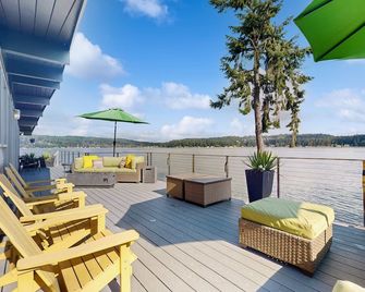 Waterfront home with a full kitchen, gas fireplace, W/D, & kayaks - views - Port Orchard - Balcón