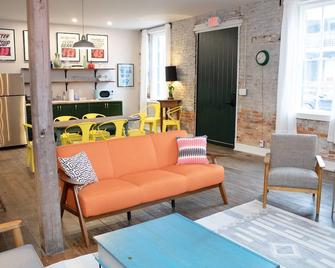 Bischoff Inn - Former 1870 Furniture Factory Now 5 Room Boutique Hotel - Tamaqua - Sala de estar