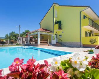 Nice Home In Hrvace With 4 Bedrooms, Wifi And Outdoor Swimming Pool - Hrvace - Piscina