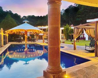 Hotel and Suites Mansion San Antonio - Tlalpujahua de Rayón - Pool