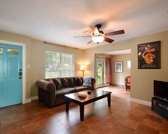 Walkable to SOCO, comfy Central Austin home - Austin - Salon