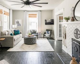 Pineapple House: Historic. Southern Charm. Walk Downtown. - Florence - Sala de estar