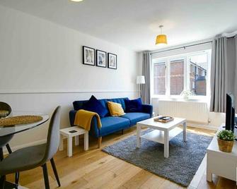 Long term stays - Camberley - Nr hospital - Sleeps8 - w Parking - Frimley - Living room