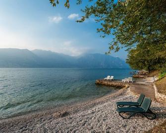Hotel Villa Carmen - Malcesine - Beach