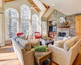 Lake Access and On-Site Creek Lake Toxaway Home! - Lake Toxaway - Sala de estar