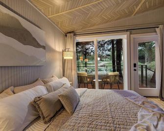 The Red Bird | Treehouse Stay + Pickleball Court - Decatur - Спальня