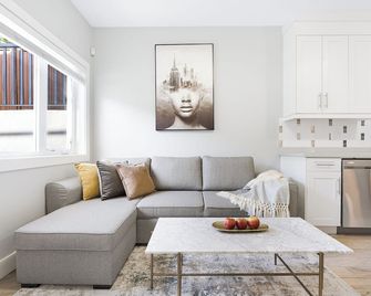 Cozy & Convenient · 2 Mins from SkyTrain · Central Location - Vancouver - Sala de estar