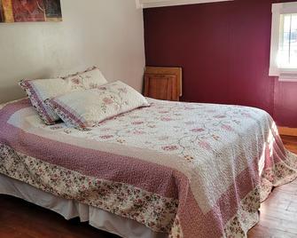 Relaxing Riverfront 1875 Farquar Historic Home - Roseburg - Bedroom