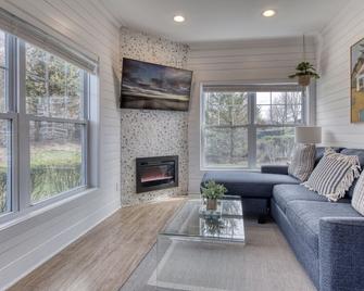 Beautiful condo on the Long Island Sound in a resort - Greenport - Living room