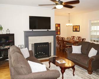 Twin Magnolias - Fully Remodeled early 20th Century home in downtown Sylacauga! - Sylacauga - Living room