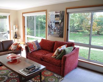 Woodlands Getaway in the heart of the Macedon Ranges - Woodend - Living room