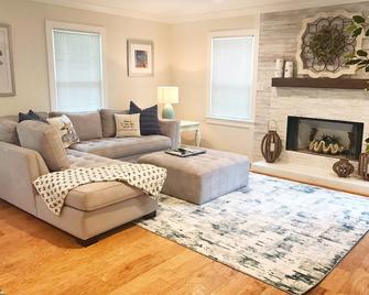 Big Luxury Island Style 5 Bed 3 Bath One Level Sleeps 9 Quiet Street Gr8 Locati - Saint Simons - Living room