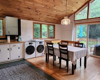 Rustic Catskills Cabin with Hot Tub and Mountain Views - Prattsville - Dining room