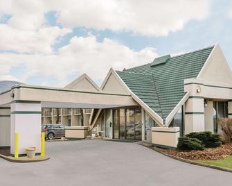 Days Inn by Wyndham Rutland/Killington Area - Rutland - Building