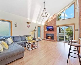 Private Cottage Getaway On Lake Simcoe - Brechin - Living room
