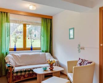 Modern Apartment in Matrei in Osttirol Near Ski Area - Hopfgarten in Defereggen - Huiskamer