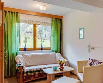 Apartment in Matrei Near Ski Slopes - Hopfgarten in Defereggen - Living room