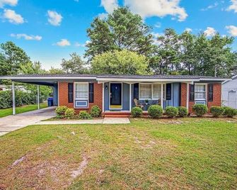 The Reilly Road Ranch Perfect for a family of 6 - Fayetteville - Edificio