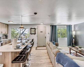 Comfortable 2br Apt Near Capitol Hill & Slc - Salt Lake City - Living room
