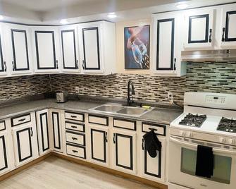 The Freedom Home From Home - New Bedford - Kitchen