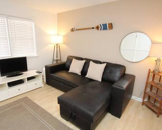 Ocean Block Apartment Located on Wilmington Avenue - Rehoboth Beach - Living room