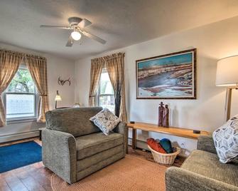 Red Gates Cottage 3 Miles to University! - Laramie - Living room
