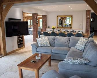 Open plan country home ideal for restful getaways - Stourport-on-Severn - Living room