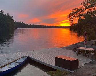 Incredible waterfront vacation home in Muskoka on Sixmile Lake - Honey Harbour