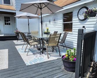 Saratoga Eastside home - Walking close to Track & SPAC, pet friendly - Saratoga Springs - Patio