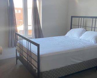 Divinity Hut - Brampton - Bedroom