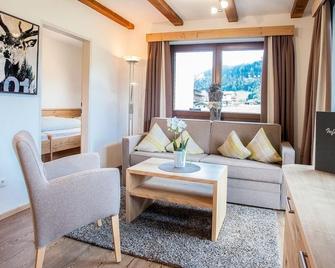 Alpenherz Ferienwohnungen - Pertisau - Wohnzimmer