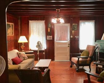 2 mins/350 ft walk to West Beach 4-BR cottage in Westbrook, CT with large yard - Westbrook - Wohnzimmer
