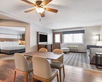 AmericInn by Wyndham Valley City Conference Center - Valley City - Bedroom